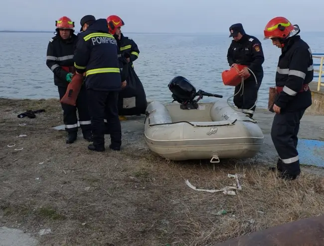 Foto FOTO&VIDEO. O tânără din Strejeşti, salvată de pompieri după ce a vrut să se înece în Olt