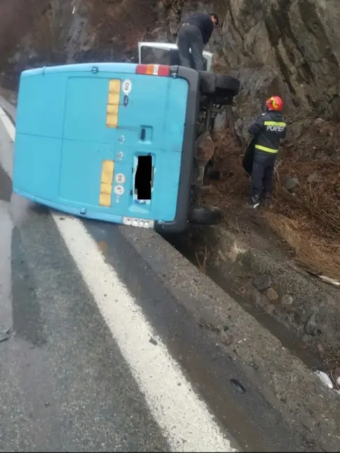 Foto FOTO. Două microbuze din Olt, impact frontal pe DN 7 în județul Vâlcea
