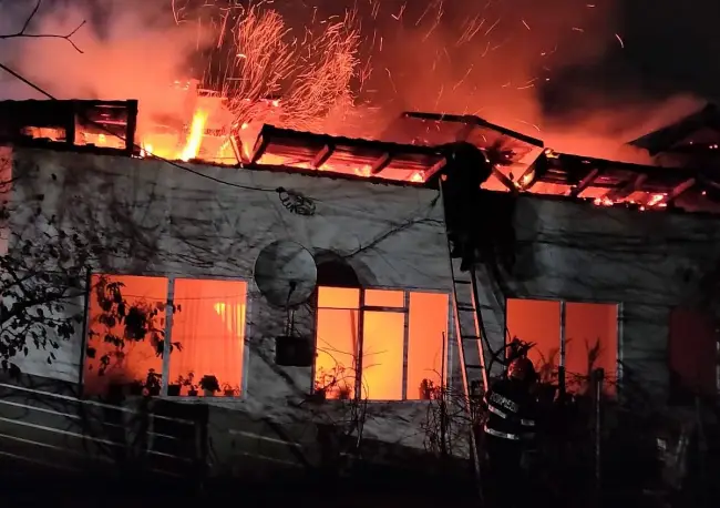 Foto FOTO&VIDEO. Locuinţă din Grădinile, distrusă de un incendiu puternic. Pompierii au stins focul în cinci ore