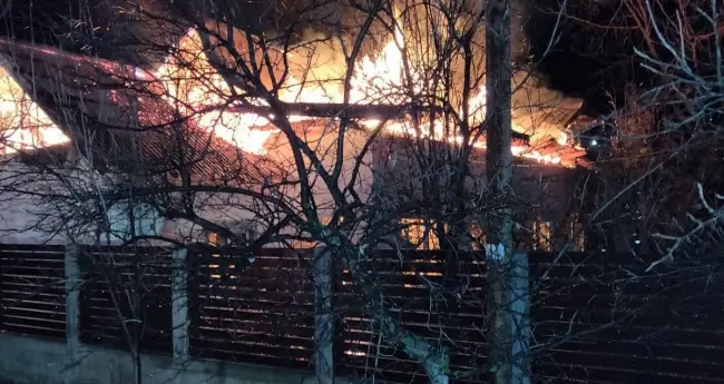 Foto FOTO&VIDEO. Locuinţă din Grădinile, distrusă de un incendiu puternic. Pompierii au stins focul în cinci ore