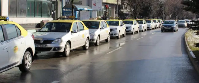Foto Taximetriştii din Slatina au protestat faţă de aplicaţiile tip Uber şi cer modificarea Legii