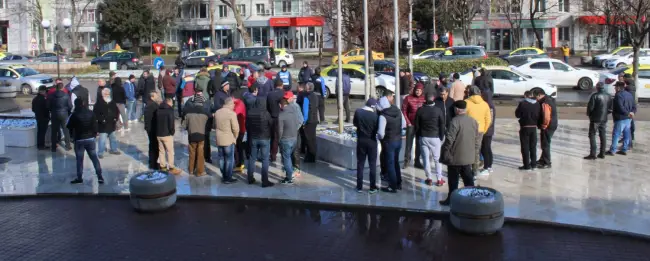 Foto Taximetriştii din Slatina au protestat faţă de aplicaţiile tip Uber şi cer modificarea Legii
