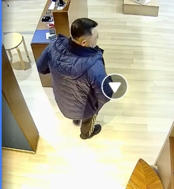Foto Căutat de poliţişti după ce a furat un telefon de pe tejgheauna unui magazin din Slatina. Hoţul, surprins de camerele de supraveghere