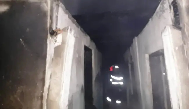 Foto FOTO&VIDEO. Locuinţă distrusă de un incendiu, la Teslui