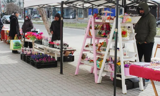 Foto FOTO. Miere, trandafiri criogenaţi şi lavandă, pe post de mărţişor. Ce poveşti ascund comercianţii de mărţişoare din Slatina  