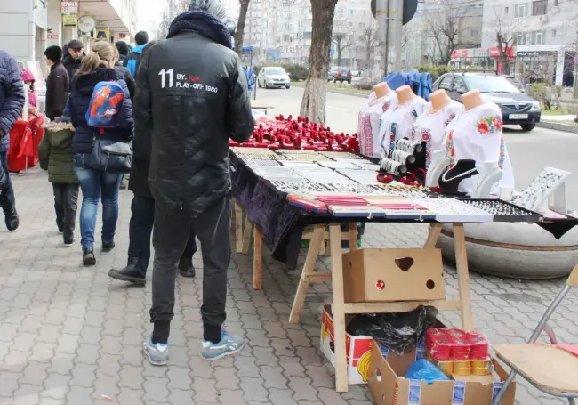 Foto FOTO. Miere, trandafiri criogenaţi şi lavandă, pe post de mărţişor. Ce poveşti ascund comercianţii de mărţişoare din Slatina  