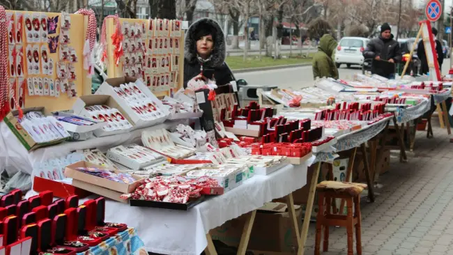 Foto FOTO. Miere, trandafiri criogenaţi şi lavandă, pe post de mărţişor. Ce poveşti ascund comercianţii de mărţişoare din Slatina  