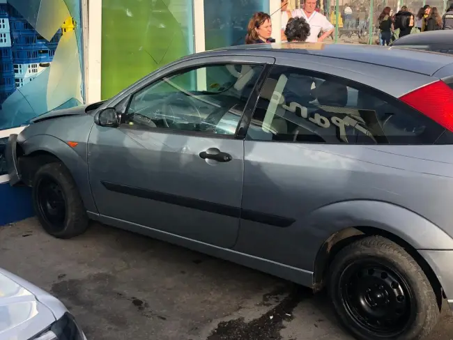 Foto FOTOGALERIE. O șoferiță fără permis a lovit o mașină și vitrina de la Pandipo, apoi a fugit