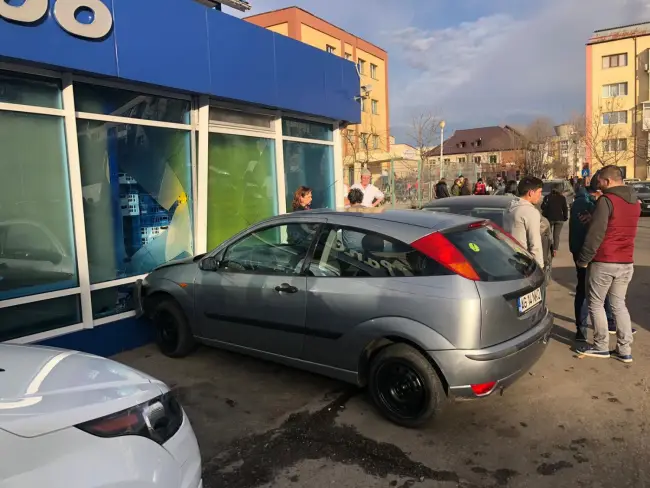 Foto FOTOGALERIE. O șoferiță fără permis a lovit o mașină și vitrina de la Pandipo, apoi a fugit