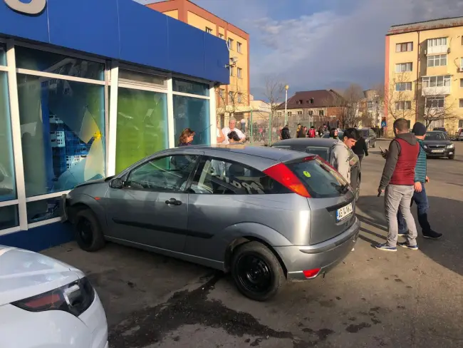 Foto FOTOGALERIE. O șoferiță fără permis a lovit o mașină și vitrina de la Pandipo, apoi a fugit