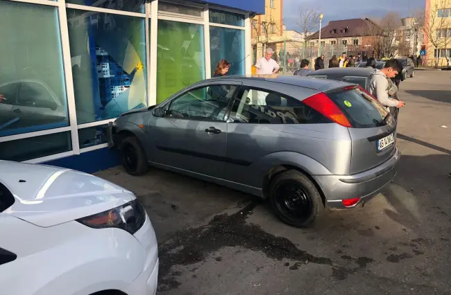 Foto FOTOGALERIE. O șoferiță fără permis a lovit o mașină și vitrina de la Pandipo, apoi a fugit