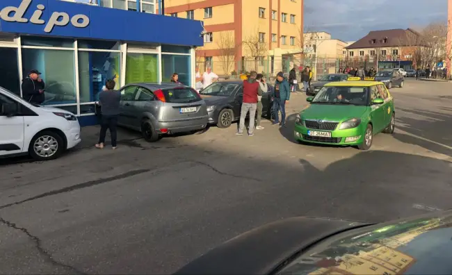 Foto FOTOGALERIE. O șoferiță fără permis a lovit o mașină și vitrina de la Pandipo, apoi a fugit