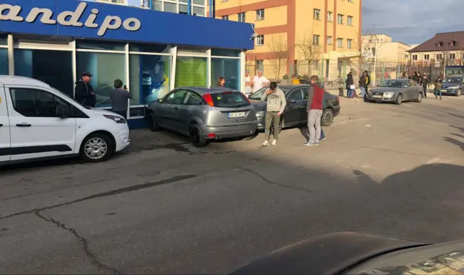 Foto FOTOGALERIE. O șoferiță fără permis a lovit o mașină și vitrina de la Pandipo, apoi a fugit