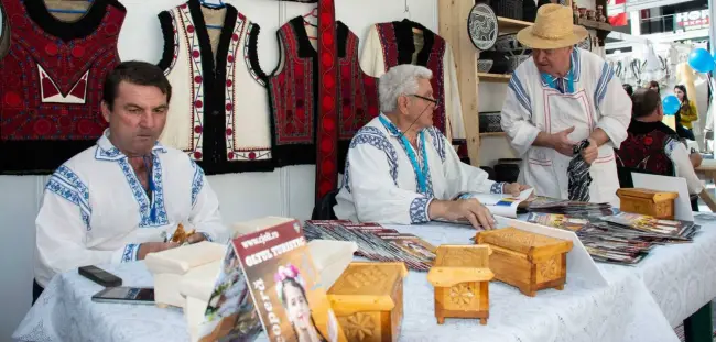 Foto FOTO. Meşterii populari din Olt, prezenţi la Târgul de Turism al Olteniei de la Craiova