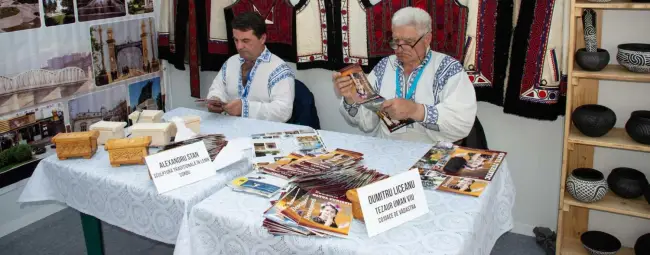 Foto FOTO. Meşterii populari din Olt, prezenţi la Târgul de Turism al Olteniei de la Craiova