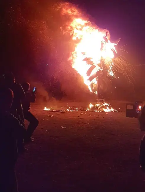 Foto FOTO. Lăsata Secului, marcată de tinerii din Ipoteşti prin focuri imense