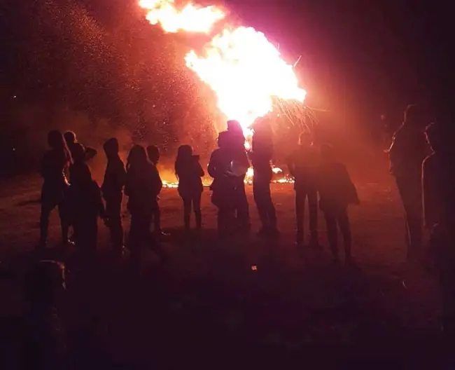 Foto FOTO. Lăsata Secului, marcată de tinerii din Ipoteşti prin focuri imense