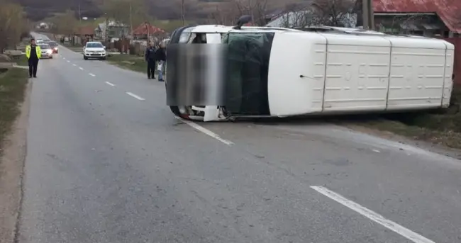 Foto FOTO &VIDEO. Microbuz cu pasageri, răsturnat la Valea Mare. Două persoane au ajuns la spital