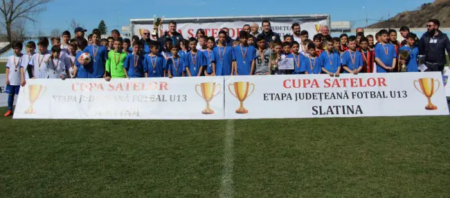 Foto FOTO. Dobrosloveni, campioana judeţului Olt în „Cupa Satelor”. Micuţii campioni au primit trofeul de la preşedintele FRF, Răzvan Burleanu