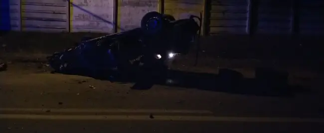 Foto FOTO& VIDEO. Un șofer băut s-a răsturnat cu mașina, în Caracal, încercând să fugă de poliție