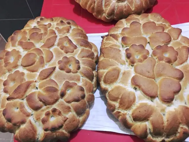 Foto De mai bine de 25 de ani, o familie din Redea produce pâine pe vatră. În cuptorul brutăriei, vechi de zeci de ani, sunt produse zilnic 5.000 de franzele  