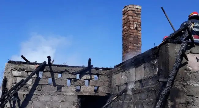 Foto VIDEO. Gospodărie din Strejești, incendiată de la curățenia de primăvară