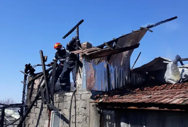 Foto VIDEO. Gospodărie din Strejești, incendiată de la curățenia de primăvară