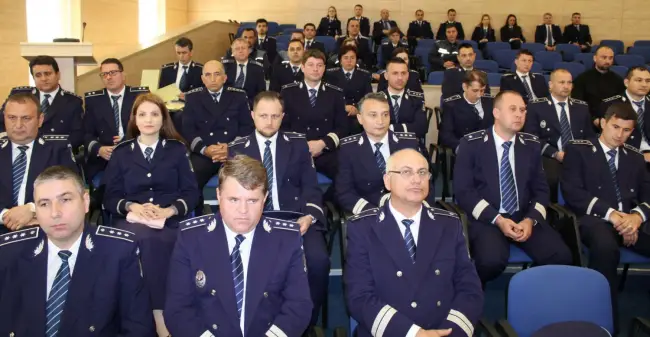 Foto FOTO. Peste o sută de poliţişti olteni, avansaţi în grad de Ziua Poliţiei