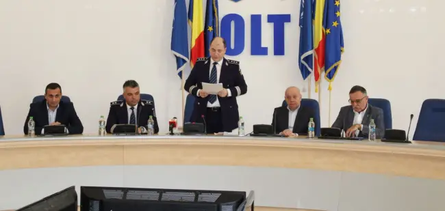 Foto FOTO. Peste o sută de poliţişti olteni, avansaţi în grad de Ziua Poliţiei