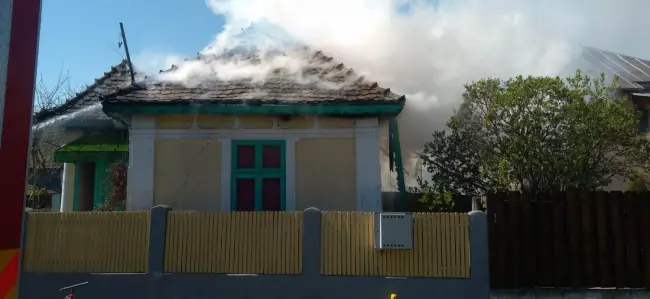 Foto VIDEO&FOTO. Incendiu la o casă din Potcoava din cauza unui scurtcircuit electric