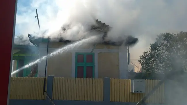 Foto VIDEO&FOTO. Incendiu la o casă din Potcoava din cauza unui scurtcircuit electric