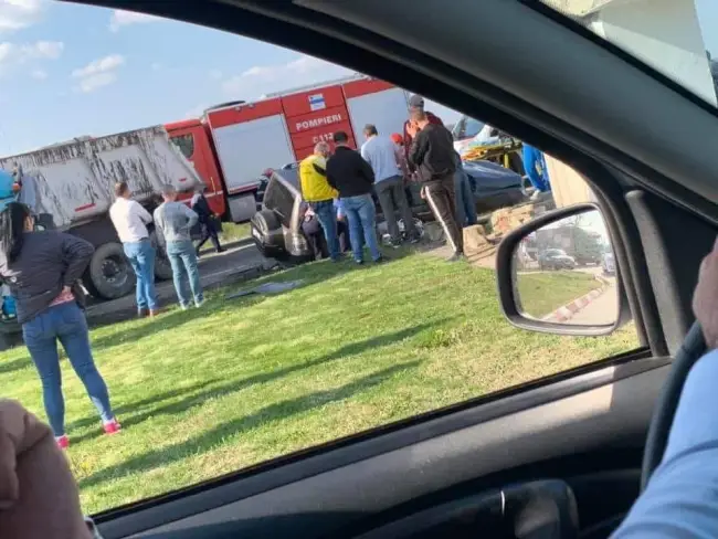 Foto FOTO. Accident la ieșirea din Balș spre Craiova. O cisternă și un autoturism, implicate