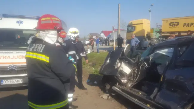 Foto FOTO. Accident la ieșirea din Balș spre Craiova. O cisternă și un autoturism, implicate