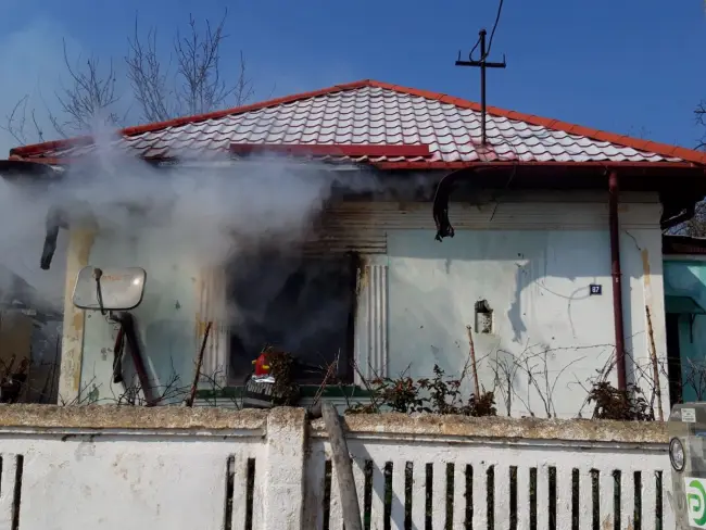 Foto VIDEO. Locuință din Corabia, distrusă de un incendiu