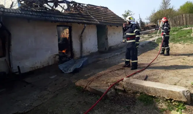 Foto VIDEO. Locuință din Corabia, distrusă de un incendiu