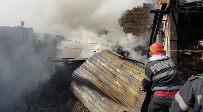 Foto VIDEO. Gospodărie din Rotunda, distrusă de un incendiu. O femeie a ajuns la spital