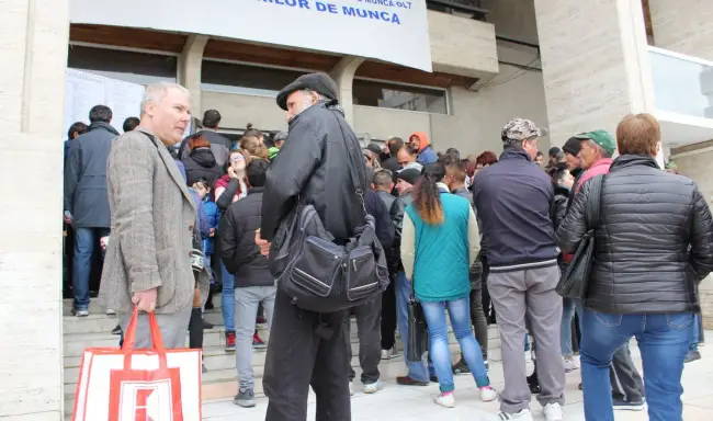 Foto FOTO. Buluc la bursa locurilor de muncă. Cei mai mulţi s-au călcat în picioare doar pentru a face dovada că şi-au căutat de lucru