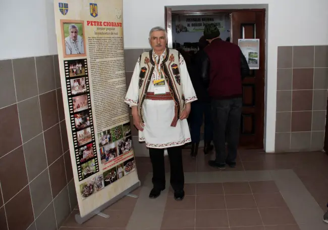 Foto Un oltean câştigă premiul I la un festival de încondeiere a ouălor din Bucovina
