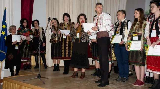 Foto Un oltean câştigă premiul I la un festival de încondeiere a ouălor din Bucovina