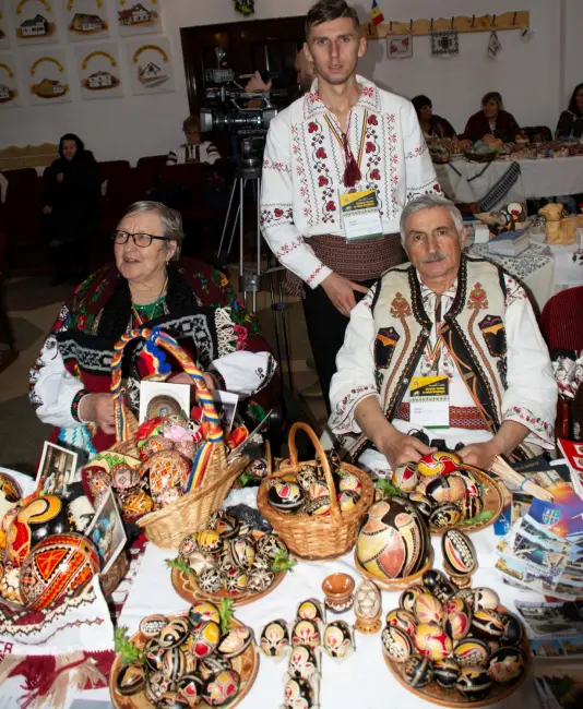 Foto Un oltean câştigă premiul I la un festival de încondeiere a ouălor din Bucovina