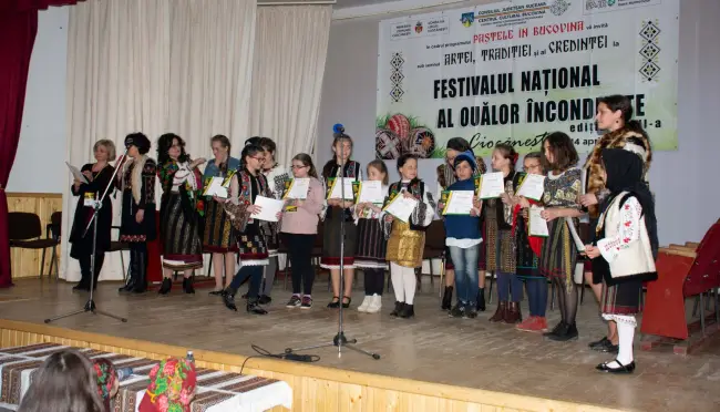 Foto Un oltean câştigă premiul I la un festival de încondeiere a ouălor din Bucovina