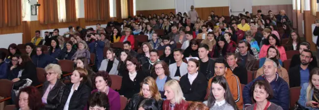 Foto Elevii care vor să plece în străinătate, consiliaţi la Slatina, în cadrul unei campanii a Ministerului pentru Românii de Pretutindeni