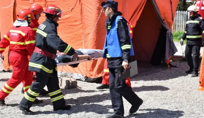 Foto FOTO. 30 de pompieri, intervenţie pentru stingerea unui incendiu izbucnit la Spitalul Caracal - exerciţiu ISU Olt