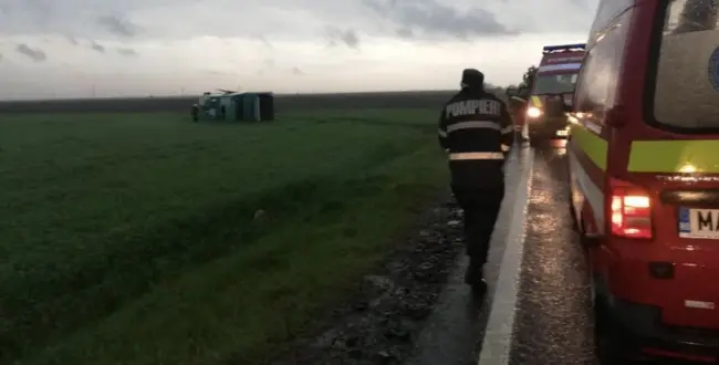 Foto Plan roşu activat pe A 2. Autocar răsturnat de tornadă