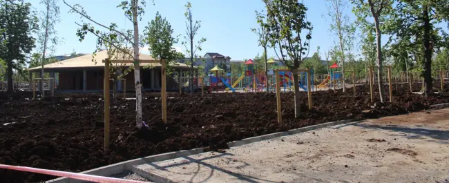 Foto FOTO. Au fost instalate locurile de joacă, în noul parc de la fosta unitate militară din Slatina