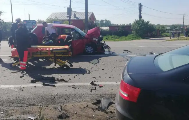 Foto FOTO. Grav accident, la Scorniceşti. Două persoane au ajuns la spital