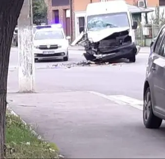 Foto Accident la intrarea în Slatina. O autoutilitară s-a ciocnit de un TIR