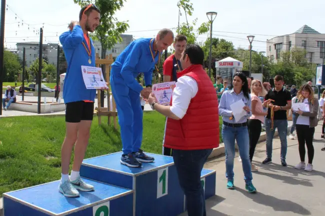 Foto FOTO. „Crosul Primăverii Slatina-5k”, parcurs in 15 minute. Peste 250 de concurenți au luat startul competiției dedicate iubitorilor de mișcare