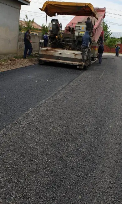 Foto FOTO&VIDEO. Lucrări de asfaltare de anvergură la Fărcaşele. Asfaltul ajunge pe trei străzi ale comunei