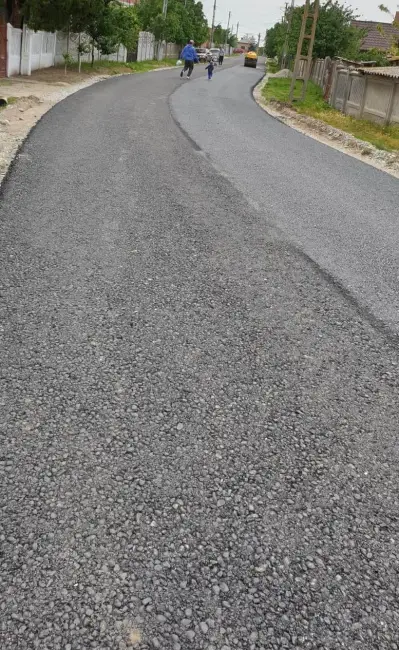 Foto FOTO&VIDEO. Lucrări de asfaltare de anvergură la Fărcaşele. Asfaltul ajunge pe trei străzi ale comunei